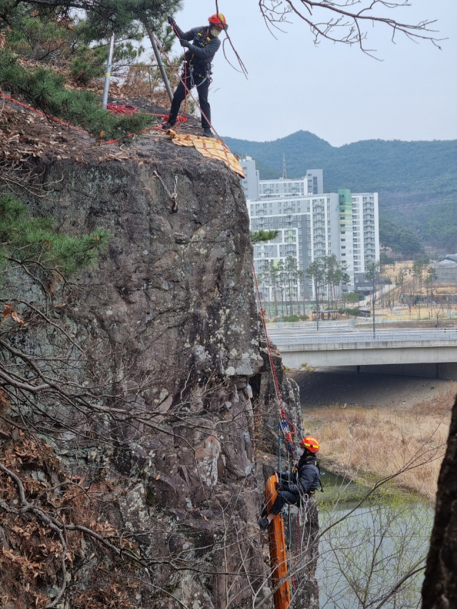대구 북부소방, 봄철 산악사고 대비 특별구조훈련. 북부소방서 제공