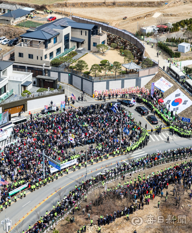 10년 만에 대구로 귀향한 박근혜 전 대통령을 보기 위해 모인 지지자들과 취재진으로 인해 대구 달성군 유가읍 박 전 대통령 사저 앞이 북새통을 이루고 있다. 안성완 기자 asw0727@imaeil.com