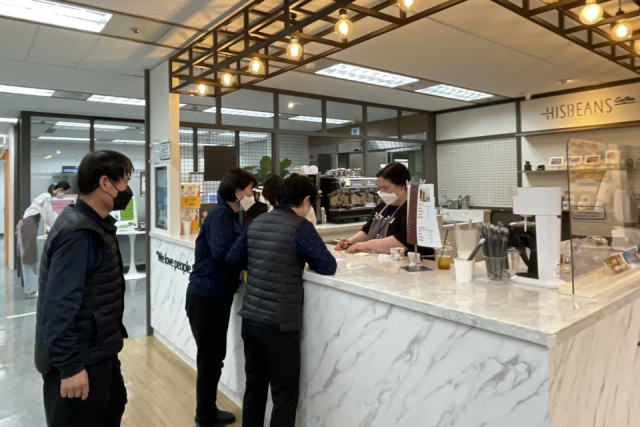 경북 구미 송정동의 한국장애인고용공단 경북지사 경북발달장애인훈련센터 건물에서 발달장애인 바리스타 훈련생들이