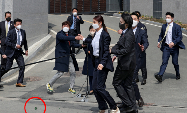 박근혜 전 대통령이 24일 오후 대구 달성군 유가읍 사저 앞에 도착해 대국민 메시지를 발표 하는 가운데 한 남성이 소주병을 투척하자 경호원들이 박 전 대통령을 보호하기 위해 주변을 에워싸고 있다. 김영진 기자 kyjmaeil@imaeil.com