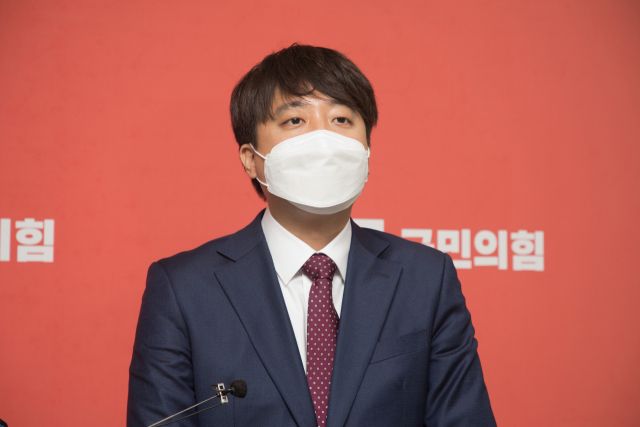 이준석 국민의힘 대표가 출퇴근 시각 지하철 시위를 이어가고 있는 전국장애인차별철폐연대(이하 전장연)을 향해 시위 중단을 촉구했다. 이 대표가 23일 오전 국회에서 정의당 여영국 대표와 만난 뒤 취재진의 질문에 답변하고 있다. 연합뉴스
