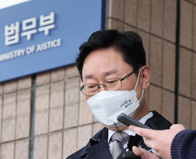 대통령직인수위원회 정무사법행정분과가 오늘 예정됐던 법무부 업무보고를 유예한다고 밝힌 24일 박범계 법무부 장관이 정부과천청사 법무부를 나서고 있다. 박 장관은 인수위의 통보에 대해 