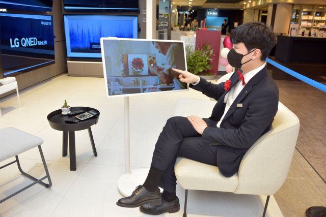 대구백화점 프라자점은 9층 LG전자 프리미엄숍에서 이동식 무선 스크린 