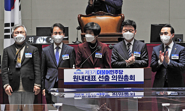 24일 오후 국회에서 열린 더불어민주당 제3기 원내대표 선출을 위한 의원총회에서 김영주 선관위원장이 원내대표 후보들의 정견 발표에 앞서 기념촬영을 하고 있다. 왼쪽부터 최강욱, 이원욱, 김영주, 박광온, 박홍근. 연합뉴스