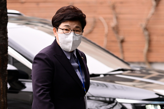 임이자 인수위 사회복지문화 간사가 23일 오전 서울 종로구 통의동 금융감독원 연수원에 마련된 인수위 사무실에 출근하고 있다. 연합뉴스