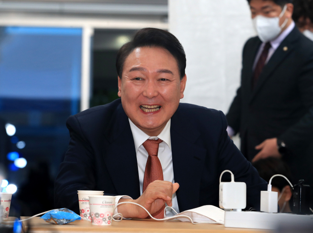 윤석열 대통령 당선인이 24일 오전 서울 종로구 통의동 인수위 앞 천막 기자실을 방문해 질의응답을 하고 있다. 연합뉴스