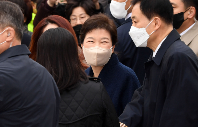 박근혜 전 대통령이 지난달 24일 오전 서울 일원동 삼성서울병원에서 퇴원하고 있다. 연합뉴스