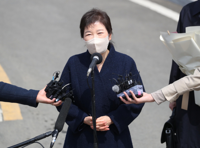 지난 3월 24일 오후 박근혜 전 대통령이 대구 달성군 사저에 도착, 대국민 인사말을 하고 있다. 연합뉴스