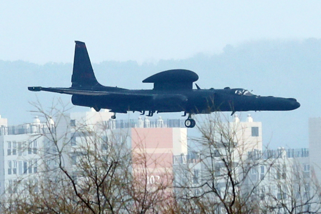 북한이 동해상으로 대륙간탄도미사일(ICBM)로 추정되는 장거리 탄도미사일 1발을 발사한 24일 고공정찰기 U-2S가 경기도 평택시 주한미공군 오산기지 상공을 비행하고 있다. 연합뉴스