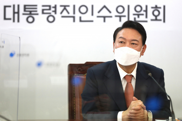 윤석열 대통령 당선인이 24일 서울 종로 통의동 인수위에서 열린 지역균형발전특별위원회 임명장 수여식을 마친 뒤 인사말을 하고 있다. 연합뉴스
