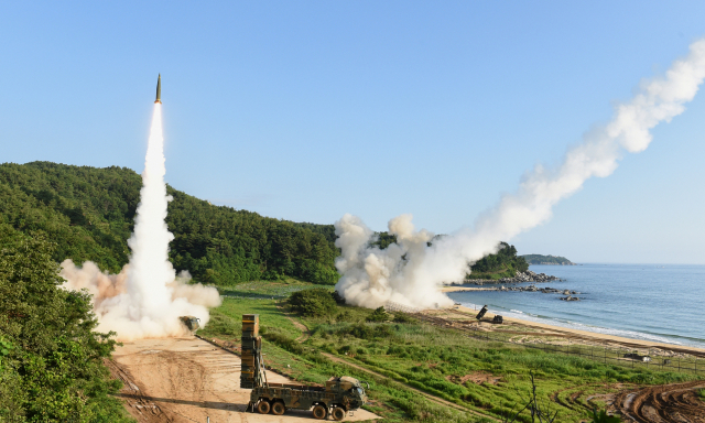 합동참모본부는 24일 북한의 대륙간탄도미사일(ICBM) 발사에 대응해 동해상에서 합동 지·해·공 미사일을 발사했다고 발표했다. 합참은 이날 오후 4시25분부터 동해상에서 현무-Ⅱ 지대지미사일 1발, 전술용단거리 지대지 미사일인 에이태큼스(ATACMS) 1발, 해성-Ⅱ 함대지 미사일 1발, 공대지 합동직격탄(JDAM) 2발을 발사해 즉각적 대응·응징능력과 의지를 보여줬다고 밝혔다. 사진은 지난 2017년 7월 5일 동해안에서 열린 한미 연합 탄도미사일 타격훈련에서 한국군 탄도미사일 현무-2A와 주한미군 에이태큼스(ATACMS)가 동시 발사되고 있는 모습. 연합뉴스
