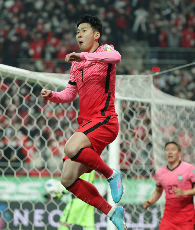 24일 서울 마포구 서울월드컵경기장에서 열린 국제축구연맹(FIFA) 2022 카타르 월드컵 아시아 지역 최종예선 A조 9차전 대한민국과 이란의 경기. 대한민국의 손흥민이 골을 넣은 뒤 환호하고 있다. 연합뉴스