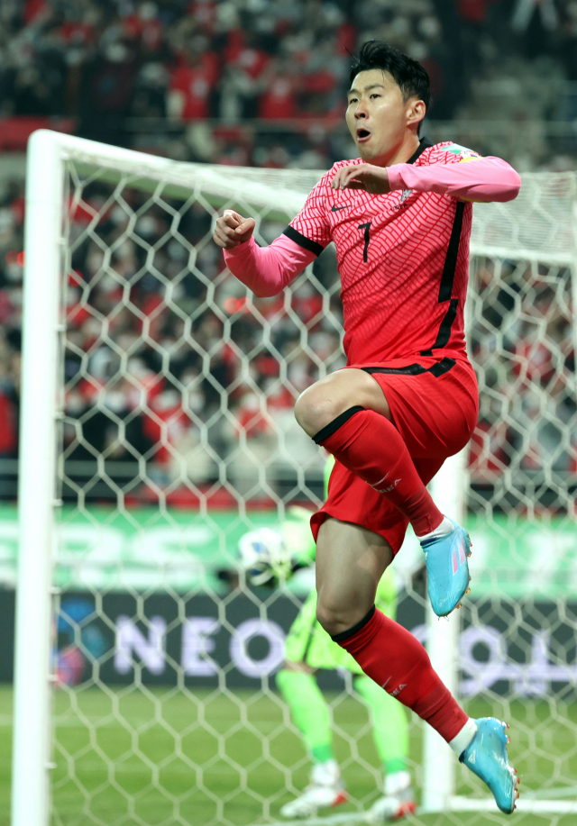 24일 서울 마포구 서울월드컵경기장에서 열린 국제축구연맹(FIFA) 2022 카타르 월드컵 아시아 지역 최종예선 A조 9차전 대한민국과 이란의 경기. 대한민국의 손흥민이 골을 넣은 뒤 환호하고 있다. 연합뉴스