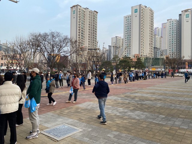 대구FC 에이스 공격수 에드가가 24일 대팍에서 팬들에게 고별 사인회를 연 가운데 팬들 200여명이 길게 줄을 지어 서있다. 대구FC 제공