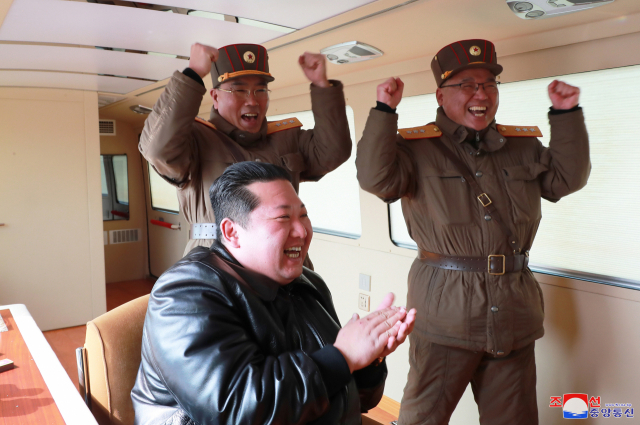 북한이 전날 김정은 국무위원장의 지도 아래 신형 대륙간탄도미사일(ICBM)
