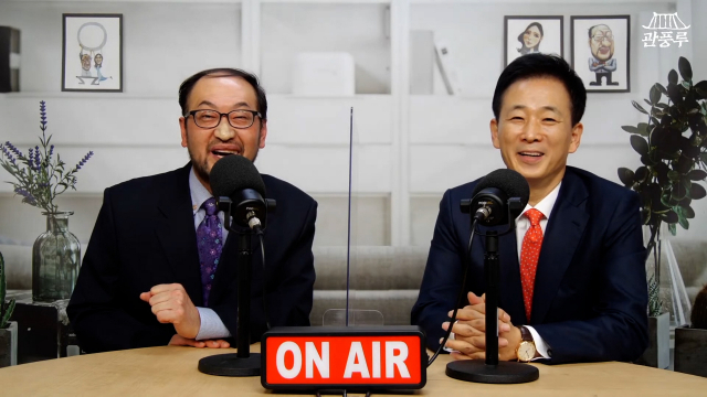 유영하 변호사가 진행자 야수(권성훈 영상팀장)와 함께 이날 생방송에 뜨거운 반응을 보인 실시간 채팅방 참여자들의 댓글을 보고 있다. TV매일신문