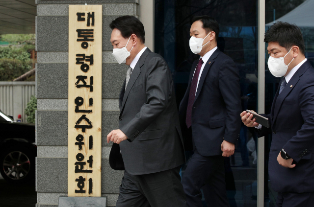 윤석열 대통령 당선인이 25일 점심식사를 위해 서울 종로구 통의동 인수위 집무실을 나서고 있다. 연합뉴스
