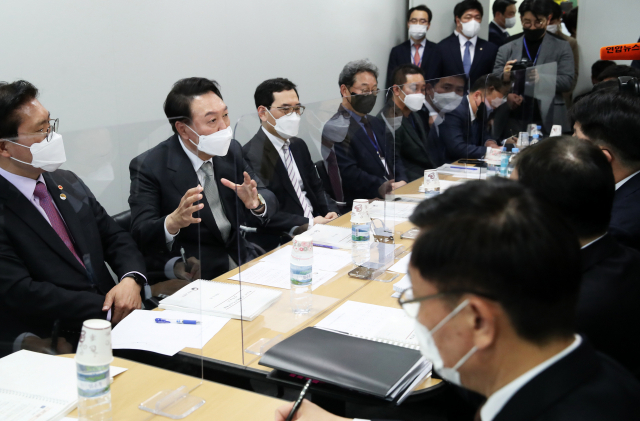 윤석열 대통령 당선인이 25일 오후 서울 종로구 통의동 대통령직인수위원회에서 열린 경제2분과 국토교통부 업무보고 현장을 방문해 인사말을 하고 있다. 연합뉴스