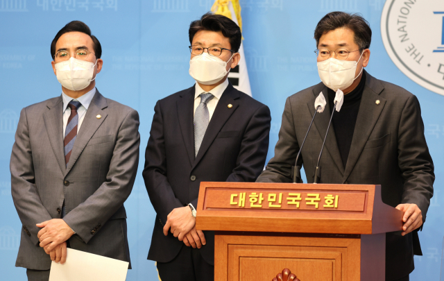 더불어민주당 박찬대 신임 원내정책수석부대표가 25일 국회 소통관에서 소감을 밝히고 있다. 왼쪽부터 박홍근 원내대표, 진성준 원내운영수석부대표, 박찬대 원내정책수석부대표. 연합뉴스