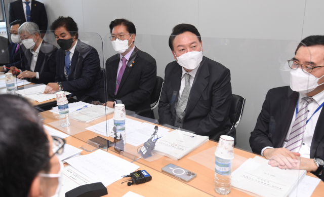 윤석열 대통령 당선인이 25일 오후 서울 종로구 통의동 대통령직인수위원회에서 열린 경제2분과 국토교통부 업무보고 현장을 방문해 인사말을 하고 있다. 연합뉴스