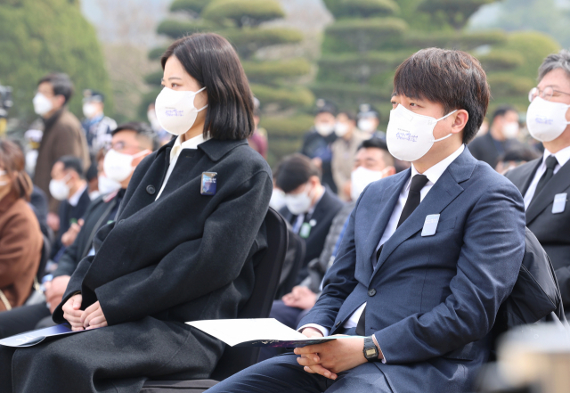 25일 오전 국립대전현충원에서 열린 제7회 서해수호의 날 기념식에 국민의힘 이준석 대표(오른쪽)와 더불어민주당 박지현 비상대책위원장이 참석해 있다. 연합뉴스