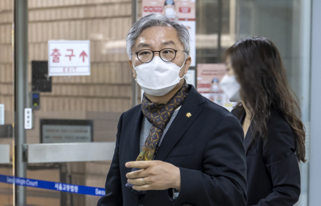 조국 전 법무부 장관 아들에게 허위 인턴활동 확인서를 써주고도 선거운동 과정에서 혐의를 부인하며 거짓 해명했다는 이유로 재판에 넘겨진 더불어민주당 최강욱 의원이 25일 오후 서초구 서울중앙지법에서 열린 2심 속행공판에 출석하기 위해 법정으로 향하고 있다. 연합뉴스