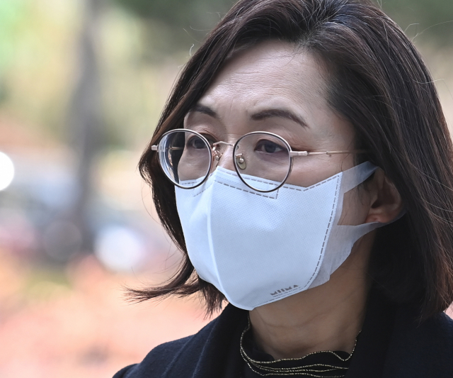 뇌물수수와 직권남용권리행사방해 혐의로 기소된 은수미 성남시장이 11일 오후 경기도 수원시 영통구 수원지방법원에서 열린 2차 공판에 출석하고 있다. 은 시장은 최측근인 전 정책보좌관 박모(구속 기소) 씨와 공모해 2018년 10월 자신의 정치자금법 위반 혐의를 수사하던 경찰관들로부터 수사 기밀 취득 등 편의를 받는 대가로 그들이 요구한 부정한 청탁을 들어준 혐의로 기소됐다. 연합뉴스