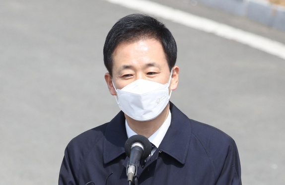 24일 오후 박근혜 전 대통령이 대구 달성군 사저에 도착한 가운데 유영하 변호사가 취재진의 질문에 답하고 있다. 연합뉴스