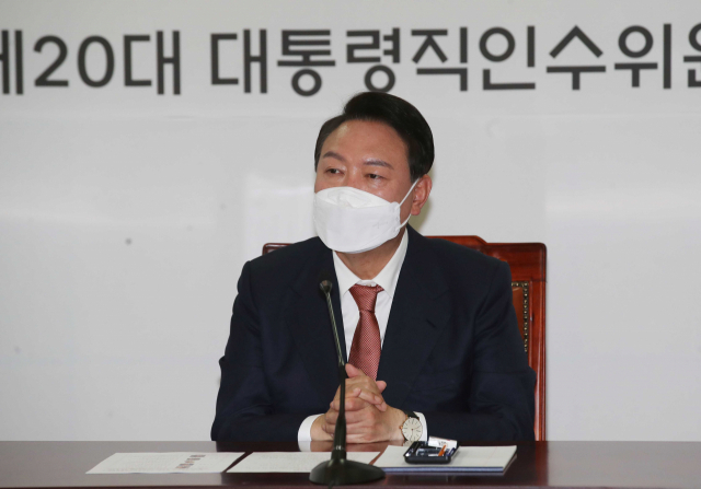 윤석열 대통령 당선인이 24일 서울 종로 통의동 인수위에서 열린 지역균형발전특별위원회 임명장 수여식을 마친 뒤 인사말을 하고 있다. 연합뉴스