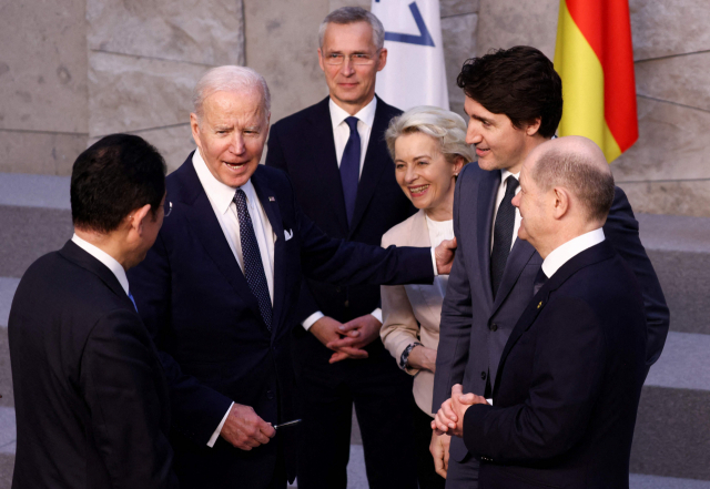 북대서양조약기구(NATO·나토), 주요 7개국(G7), 유럽연합(EU) 정상회의에 참석하기 위해 벨기에 브뤼셀을 방문한 조 바이든 미국 대통령(사진 왼쪽에서 2번째)이 24일(현지시간) 브뤼셀 나토 본부에서 가시다 후미오 일본 총리(왼쪽), 올라프 숄츠 독일 총리(오른쪽), 쥐스탱 트뤼도 캐나다 총리(오른쪽에서 2번째), 우르줄라 폰데어라이엔 EU 집행위원장(