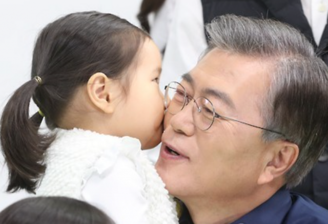 2017년 2월 26일 오후 서울 강남구 도곡동의 한 스튜디오에서 더불어민주당 문재인 전 대표가 국민경선 선거인단 국민참여 캠페인 홍보영상 촬영에 앞서 어린이의 뽀뽀를 받고 있다. 자료사진 연합뉴스