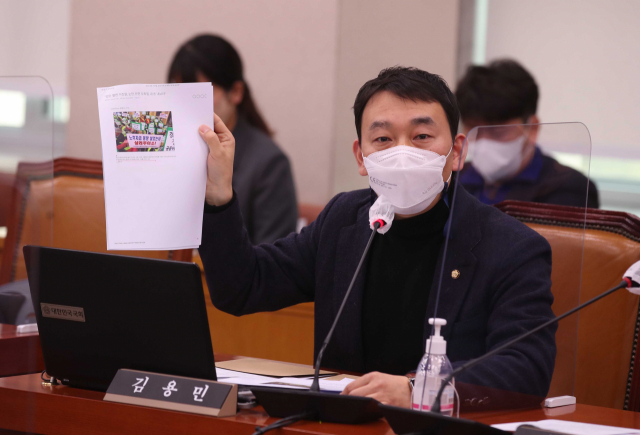 7일 오후 국회에서 열린 법제사법위원회 전체회의에서 더불어민주당 김용민 의원이 부산저축은행의 부실 대출 사건 기사를 들어 보이며 특검 수사를 요구하고 있다. 연합뉴스