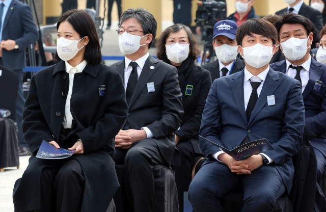 25일 오전 국립대전현충원에서 열린 제7회 서해수호의 날 기념식에 국민의힘 이준석 대표(오른쪽)와 더불어민주당 박지현 비상대책위원장이 참석해 있다. 연합뉴스