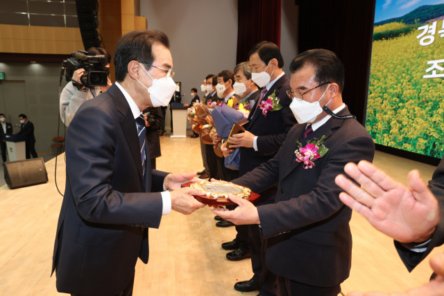김영호(오른쪽) 경북 구미칠곡축협 조합장이 농협중앙회 축산육성대상을 수상했다. 구미칠곡축협