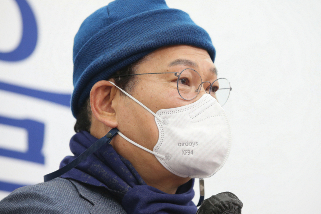 더불어민주당 송영길 대표가 10일 오후 서울 여의도 국회에서 열린 기자회견에서 대표직 사퇴의사를 밝히고 있다. 이날 민주당 지도부는 대선 패배에 책임을 지고 총사퇴를 하기로 했다. 연합뉴스