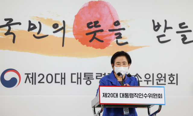 신용현 제20대 대통령직인수위원회 대변인이 27일 오후 서울 종로구 삼청동 인수위 기자회견장에서 부처 업무보고 일정 등 향후 계획에 대해 발표한 뒤 취재진 질문에 답하고 있다. 연합뉴스