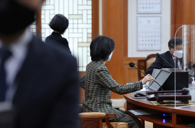 노정희 중앙선거관리위원회 위원장이 17일 오전 경기도 과천시 중앙선거관리위원회에서 열린 선관위원 전체회의에 참석, 자리에 앉고 있다. 이날 회의는 노 위원장과 위원들이 사전에 만나 대화에 나서 30여분간 지연됐다 . 연합뉴스