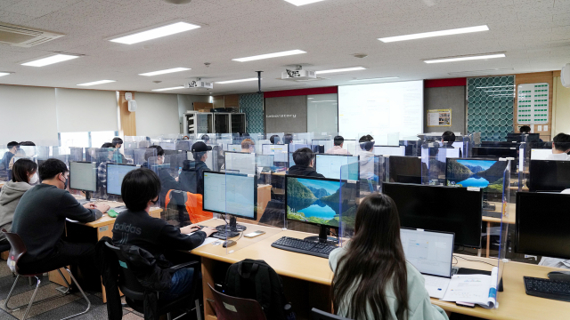 영남이공대(총장 이재용)는 지난 25일 오후 컴퓨터정보관 네트워크실습실에서 