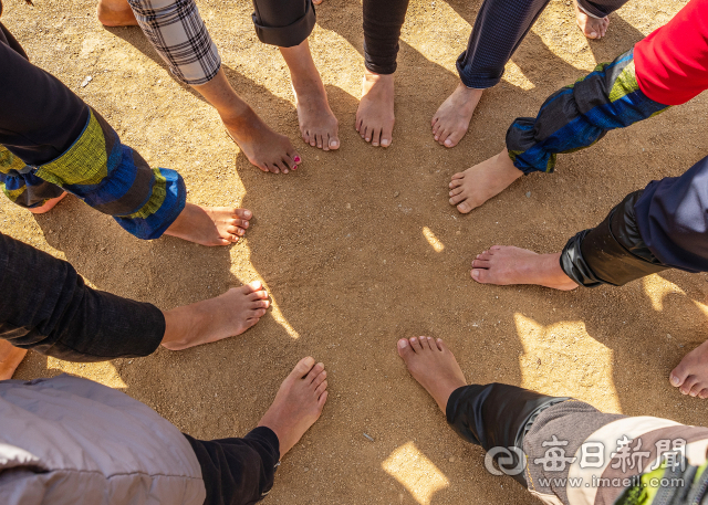 대구시 달서구 도원동 도원지 마사토 산책로에서 중년 여성들이 발을 내밀어 인증샷을 찍고 있다. 맨발학교(교장 권택환 대구교육대 교수) 설립(2013년)10년째를 맞아 대구에서 시작된 맨발 걷기는 경주,포항,제주 등 전국으로 확산돼 건강을 지키는 문화로 자리잡고 있다. 김태형 선임기자 thk@imaeil.com