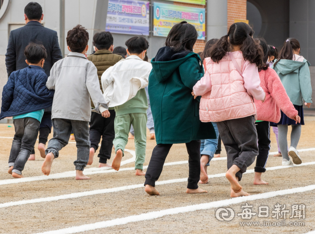 대구 복현초교(교장 이정안) 어린이들이 선생님과 함께 맨발로 운동장을 걷고 있다. 이 학교에서 실시하는 