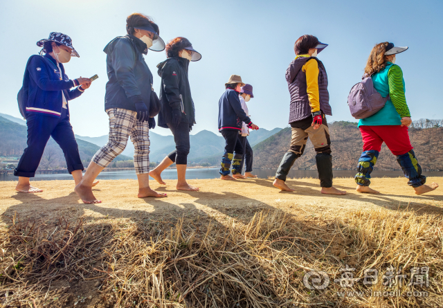 대구시 달서구 도원동 도원지 둑에 조성된 마사토 산책로에서 중년 여성들이 맨발로 산책을 즐기고 있다. 김태형 선임기자 thk@imaeil.com