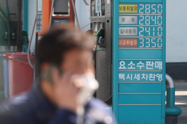 러시아의 우크라이나 침공 여파로 국제 경유 가격이 급등하면서 국내 주유소의 경유 가격도 고공행진을 이어가고 있다. 지난 26일 한국석유공사 유가 정보서비스 오피넷에 따르면 이달 넷째주(3.20~24) 전국 주유소의 경유 판매가격은 전주 대비 15.6원 오른 L(리터)당 1천918.1원이었다. 2008년 7월 넷째 주(1천932원) 이후 약 14년 만에 최고가다. 연합뉴스