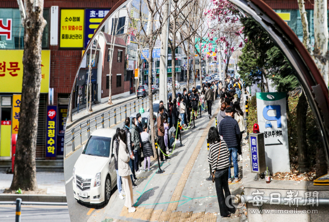 지난 27일 오후 대구 북구보건소 선별검사소를 찾은 시민들이 검사를 받기 위해 줄을 서고 있다. 안성완 기자 asw0727@imaeil.com
