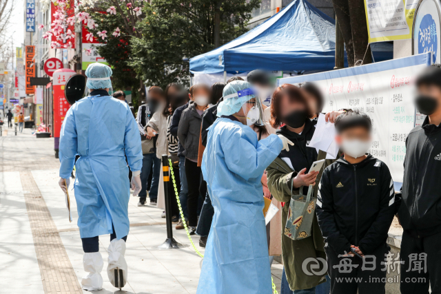 지난 27일 오후 대구 북구보건소 선별검사소를 찾은 시민들이 검사를 받기 위해 줄을 서고 있다. 매일신문DB