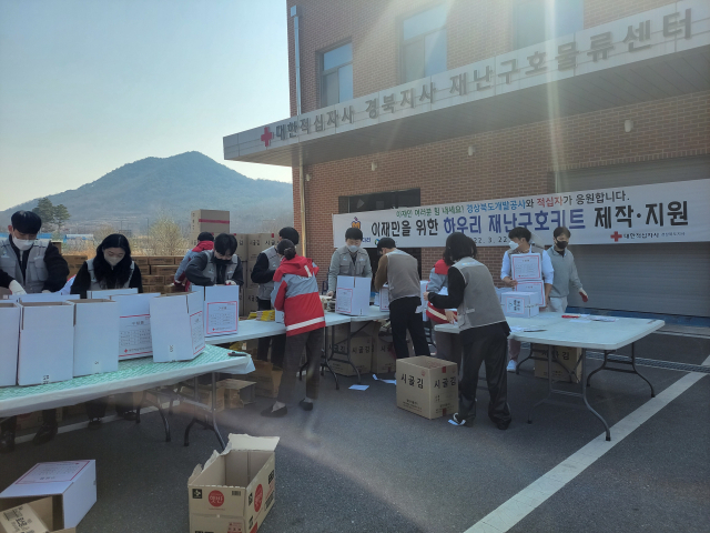 경북개발공사 직원들이 즉석밥과 카레, 통조림, 참치, 김 등 8가지 품목을 담은 신속재난키트를 직접 만들고 있다. 경북개발공사 제공