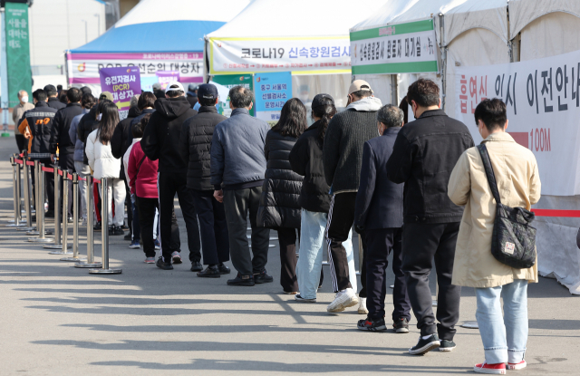 27일 오전 서울역 광장에 설치된 코로나19 임시선별 검사소를 찾은 시민들이 검사를 기다리고 있다. 중앙방역대책본부에 따르면 이날 0시 기준 국내 코로나19 신규 확진자 수는 31만8천130명, 하루 사망자는 282명으로 집계됐으며 위중증 환자는 1216명으로 기록됐다. 연합뉴스