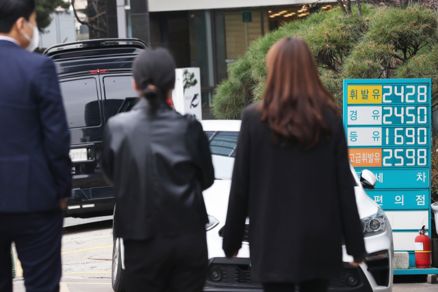 지난 23일 서울의 한 주유소의 경유 가격이 휘발유 가격을 넘어섰다. 오피넷에 따르면 이날 오후 휘발유 전국 평균 판매가는 2001.78원, 경유는 1918.05원이다. 연합뉴스