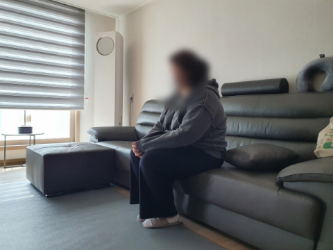 배지효(가명·30) 씨가 집 거실에 멍하니 앉아 있다. 배주현 기자