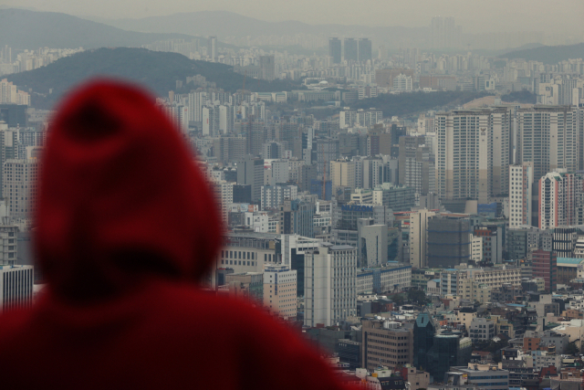 비수도권 가구의 평균 자산이 수도권 가구보다 40% 가까이 적다는 조사결과가 나왔다. 수도권 가구가 보유한 총자산은 전국 가구 자산의 61%를 차지하는 것으로 나타났다. 사진은 이날 서울 남산에서 바라본 시내 아파트 단지 모습. 연합뉴스