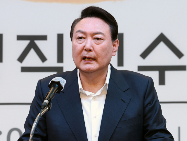 윤석열 대통령 당선인은 우크라이나 볼로디미르 젤렌스키 대통령에게 러시아와의 종전 이후 가급적 이른 시일에 한·우크라이나 양국이 만나길 바란다는 뜻을 밝혔다. 윤 당선인이 26일 오후 서울 마포구 서울창업허브에서 열린 제20대 대통령직인수위원회 워크숍에서 인사말을 하고 있다. 연합뉴스